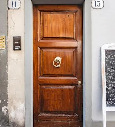 Classic Florentine Flat Near Piazza Santa Croce