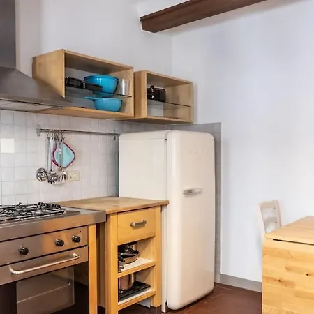 Апартаменты Classic Florentine Flat Near Piazza Santa Croce Флоренция