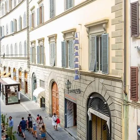 Classic Florentine Flat Near Piazza Santa Croce Апартаменты Флоренция