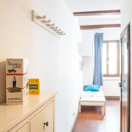 Апартаменты Classic Florentine Flat Near Piazza Santa Croce *